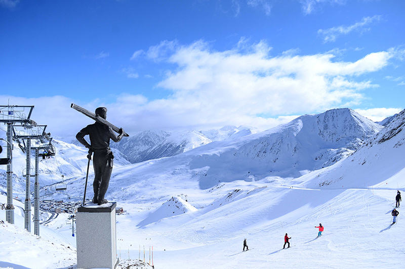 skiing in pas de la casa 